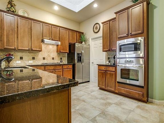 3rd image of 404 Oak Point Dr