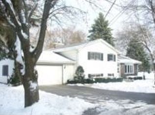 120 3 Oaks Rd, Cary, IL 60013