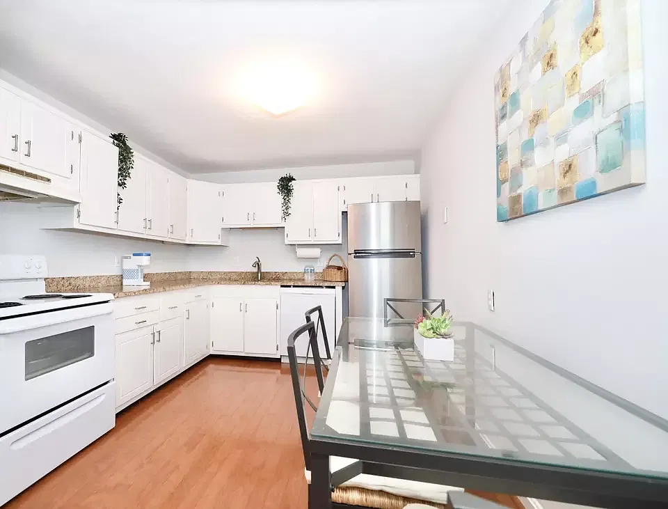 2 bed, 745 sqft, $2,995 — Photo 3