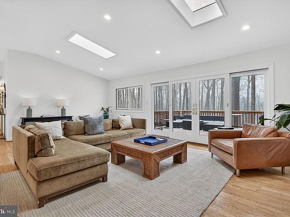 3rd image of 10209 Lloyd Rd