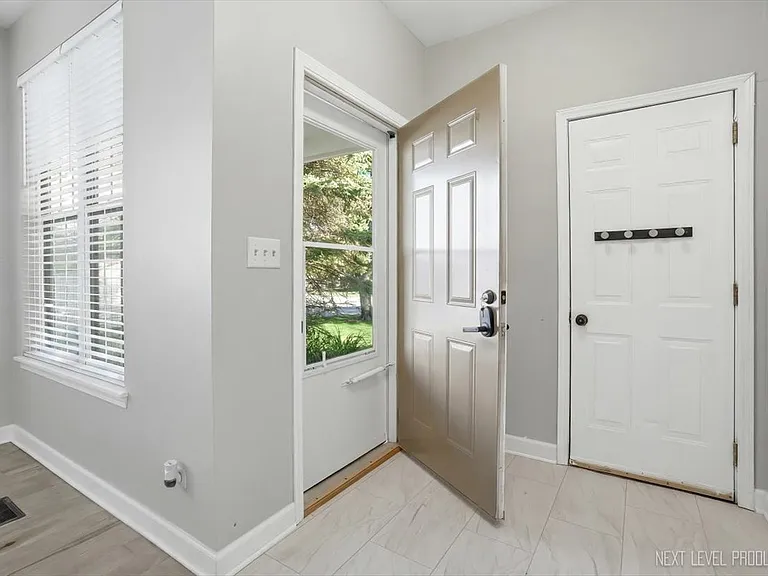 3044 Waters Edge Cir — Photo 18