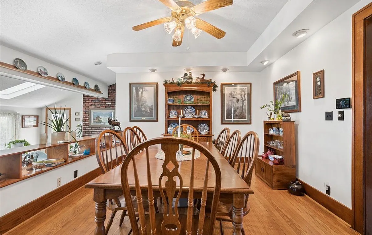 4 bed, 2385 sqft, $2,500 — Photo 2