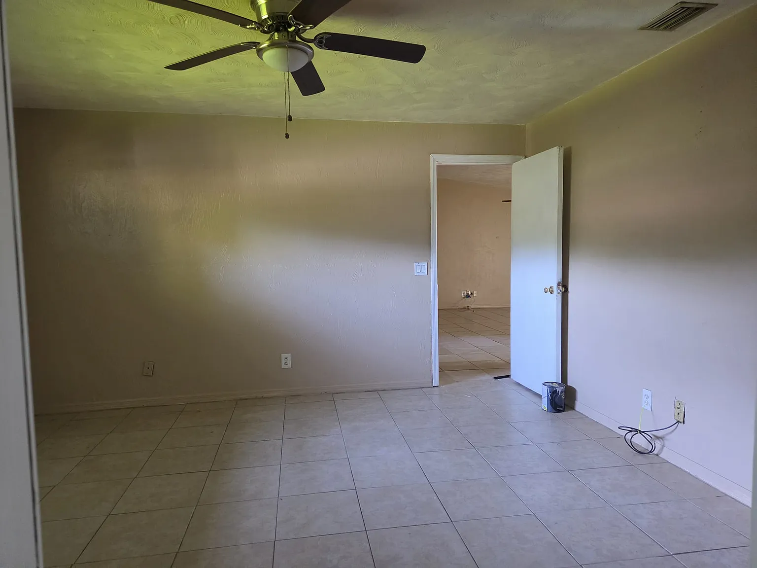 3 bed, 2000 sqft, $1,900 — Photo 4