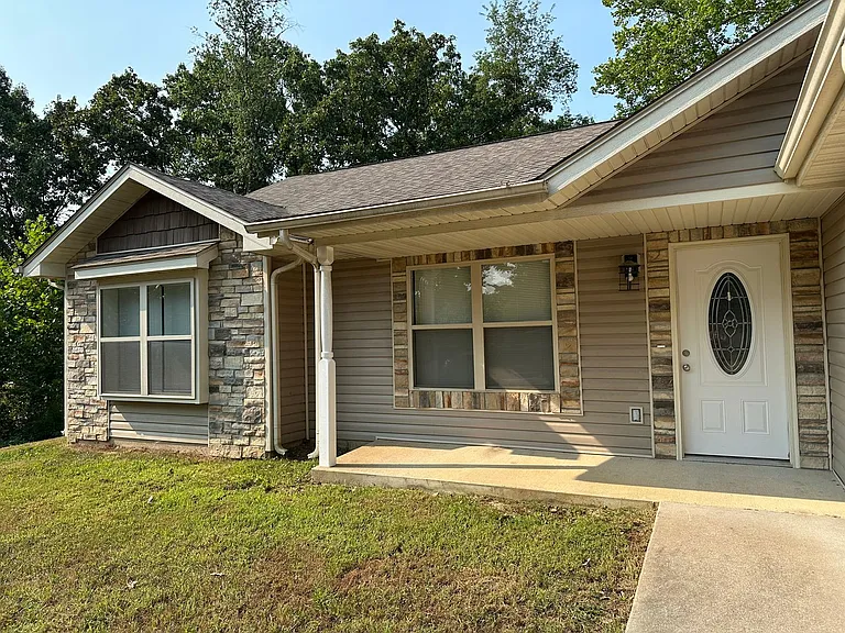 335 Lyle Curtis Cir — Photo 2