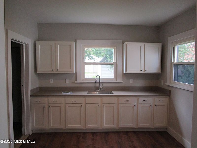 4th image of 1479 Parkwood Boulevard