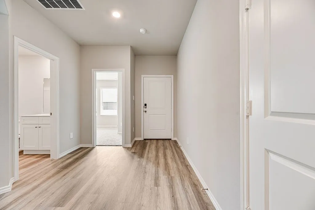 4 bed, 2044 sqft, $2,495 — Photo 3