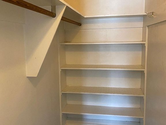 4th image of 624 Linda Pl