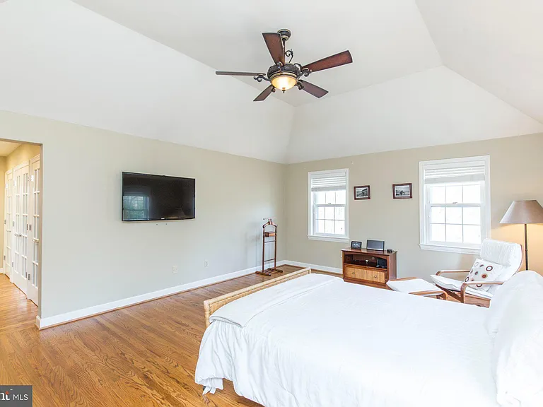 101 Woods Ln — Photo 24