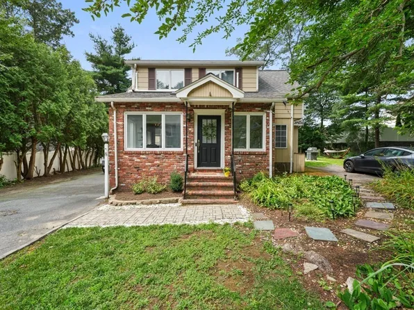 8 Dewing Rd, Lynnfield, MA 01940