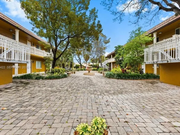 2323 Van Buren St APT 208, Hollywood, FL 33020