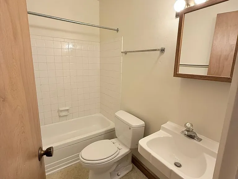 MAY RENT FREE - Sign on this Studio today! — Photo 21