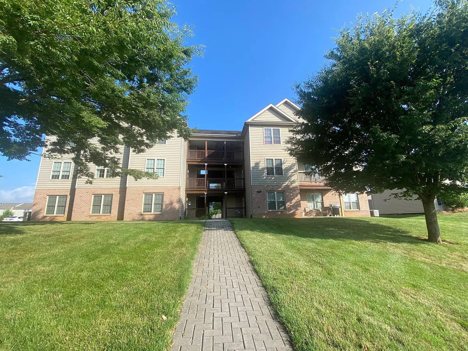 2 bed, 850 sqft, $1,400 — Photo 1