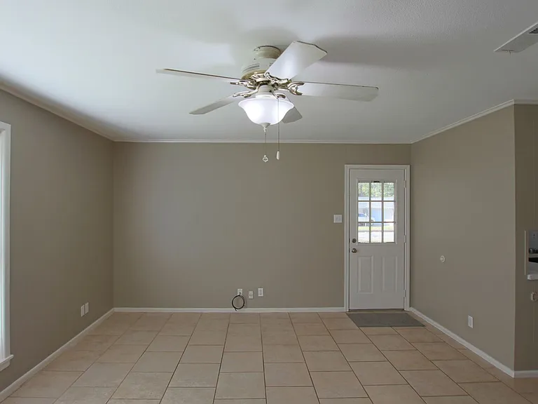 2725 Amy Ln — Photo 4