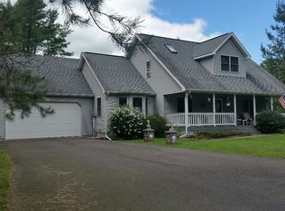 8 Mulcare Ln, Waymart, PA 18472