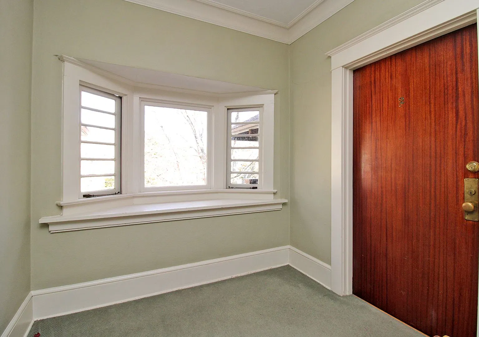 Exquisite Upper-Level 1 Bed + Den unit in Historic Irvington Plex — Photo 4