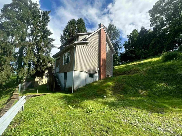 8 Hillside Dr, Fairmont, WV 26554
