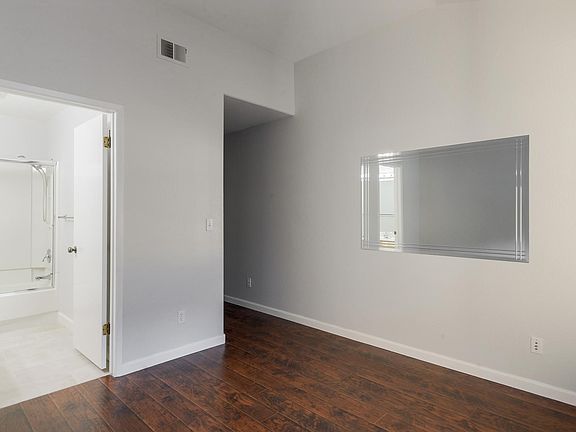 4th image of 422 Galleria Dr