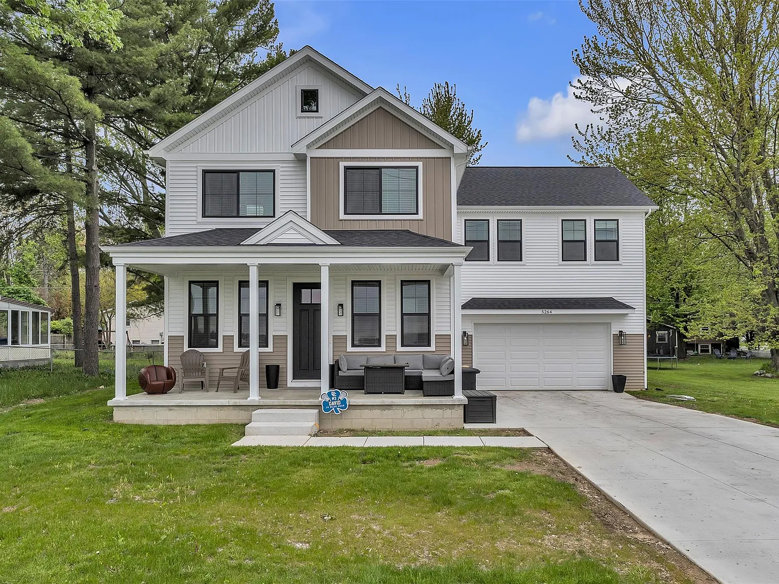 4 bed, 2.5 bath, 2460 sqft, $3,900 — Photo 3