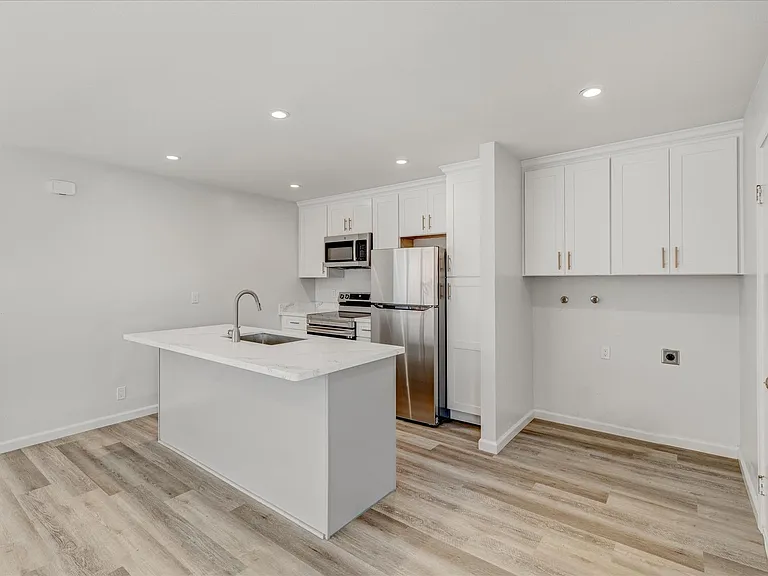 1204 Manchester Dr — Photo 8