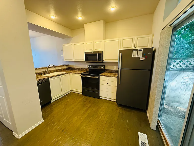 2127 NW Pacific Yew Pl — Photo 4