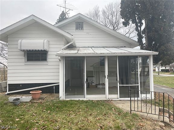 5th image of 2581 Pelton Ave