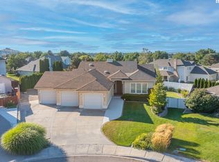 4002 S Ledbetter Ct, Kennewick, WA 99337