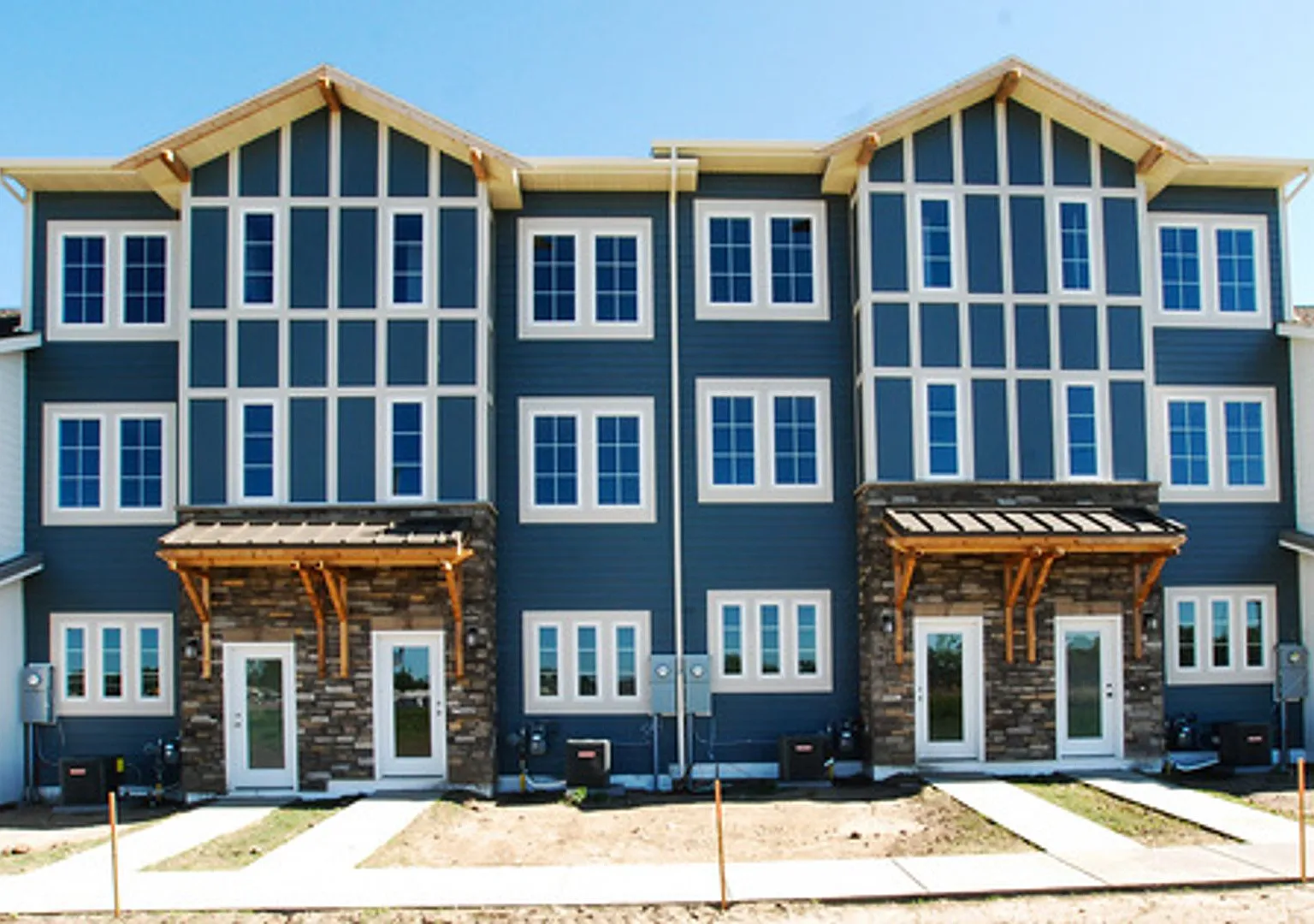 Welcome home to 3167 Sullivan Loop - a stunning 2-bedroom, 2.5-bathroom gem in a prime location! — Photo 2