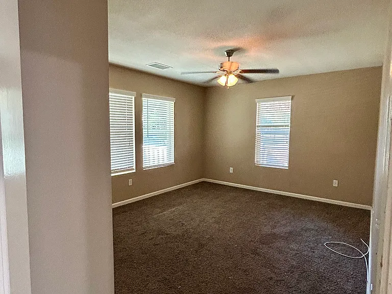 240 N Van Ness Ave — Photo 16