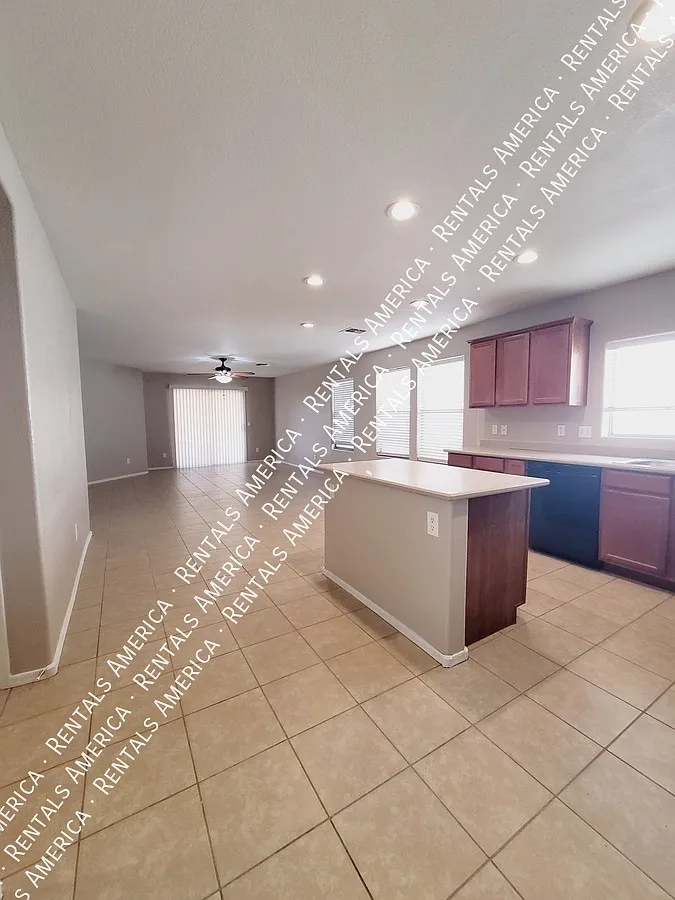 *Get 2 weeks free rent with a signed 12 month lease!* — Photo 4