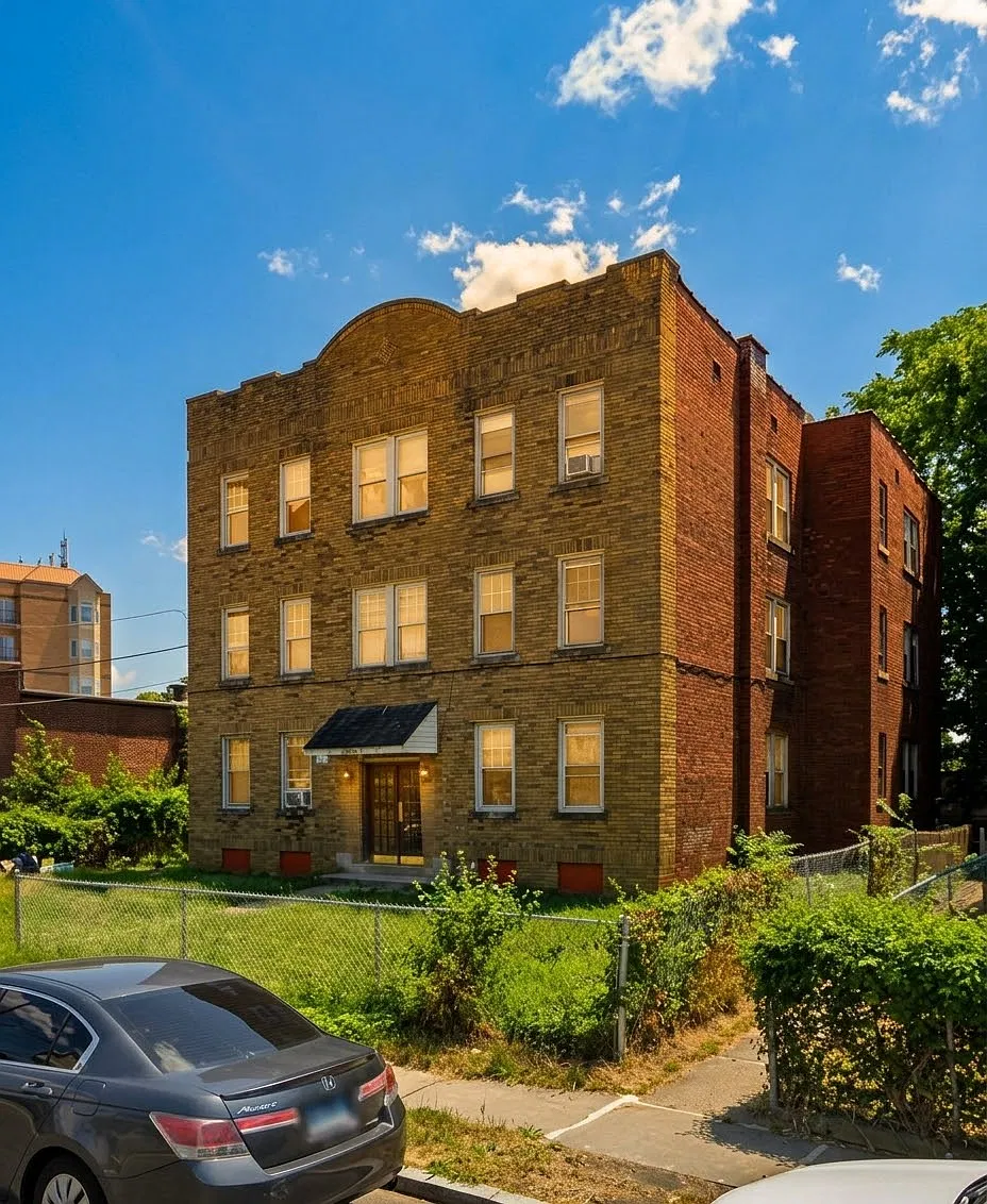3 bed, 850 sqft, $1,650 — Photo 1