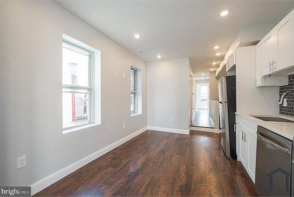 2nd image of 1135 W Somerset St #A