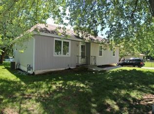 2011 SW Maple Ln, Oak Grove, MO 64075