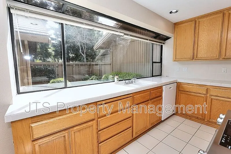 3 bed, 2.5 bath, 2070 sqft, $2,795 — Photo 4