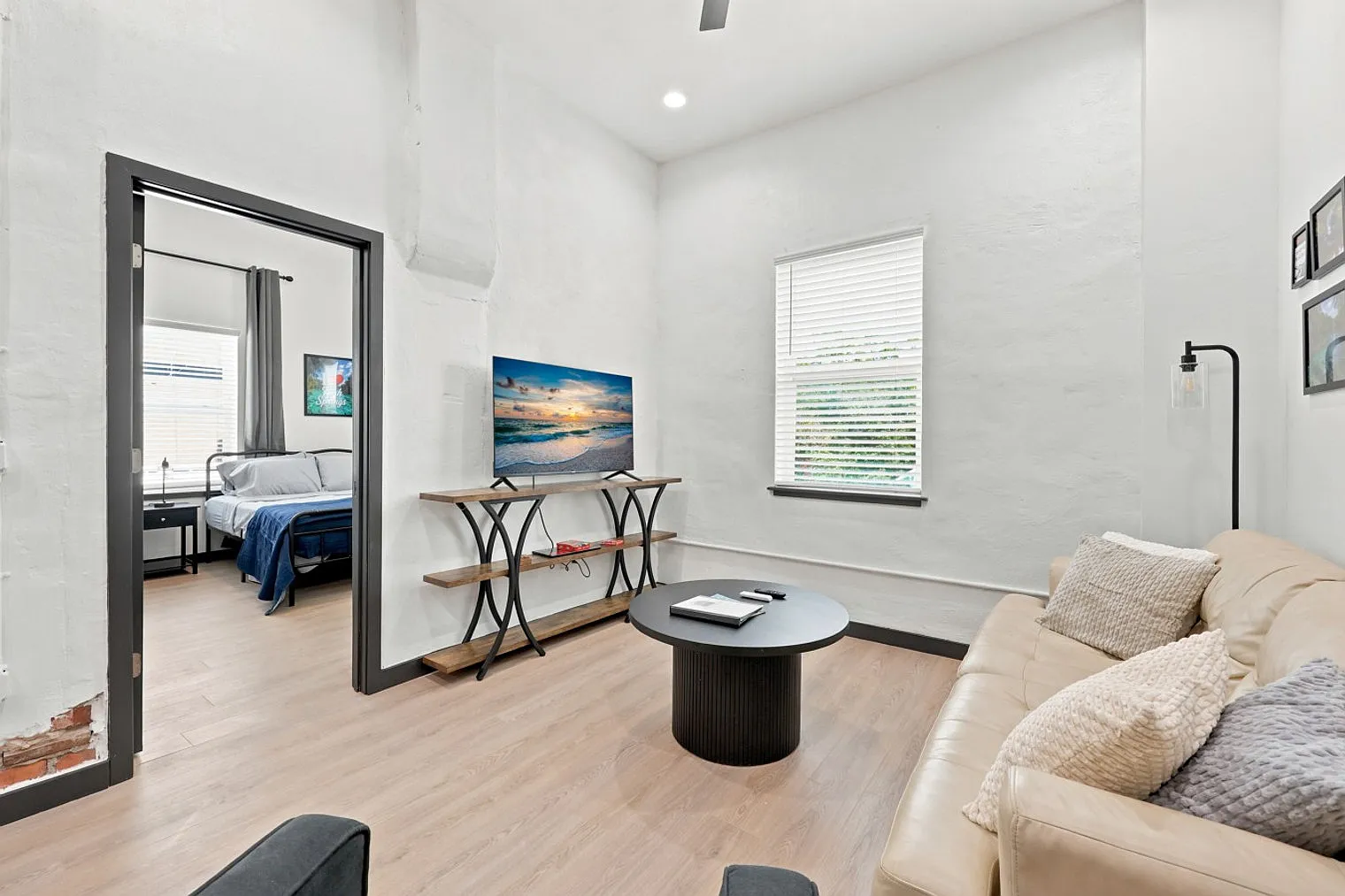 2 bed, 2.0 bath, 861 sqft, $3,964 — Photo 2