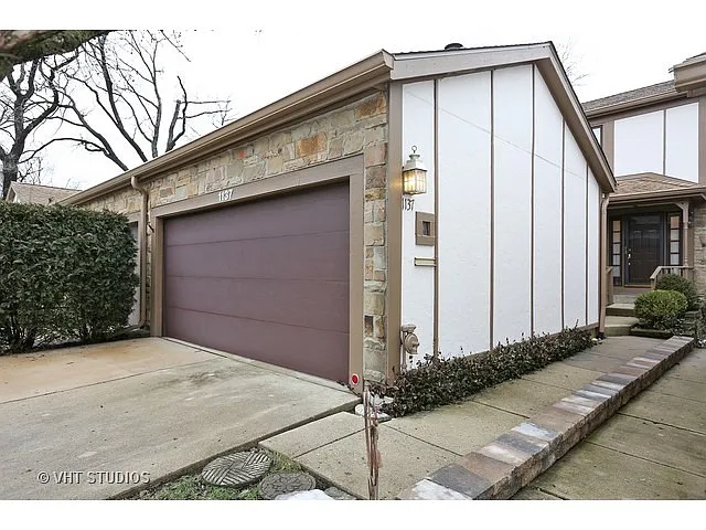 1137 Oakview Dr photo 1