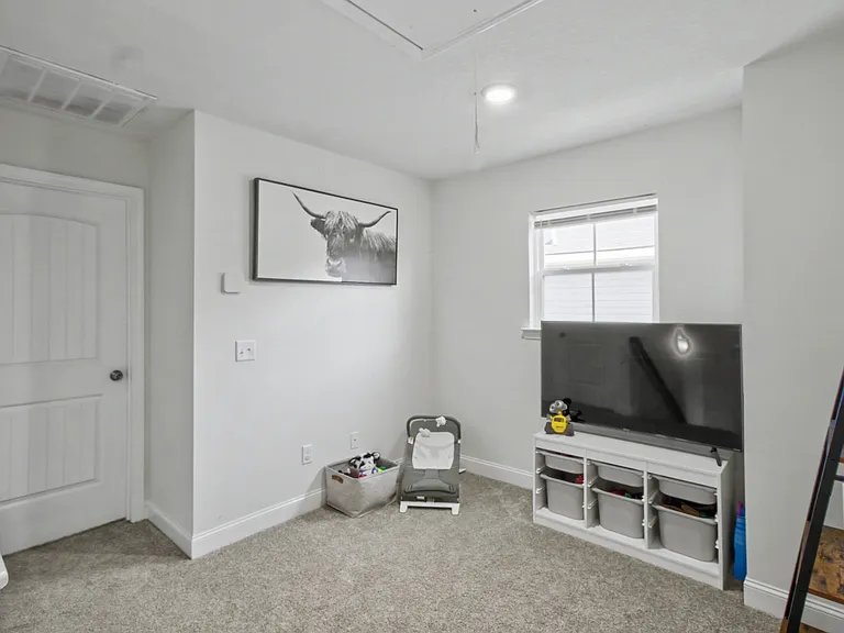1052 Grayson Ave — Photo 2