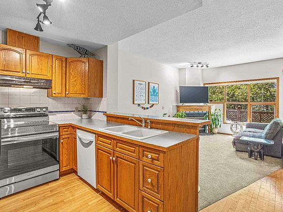 2nd image of 8-1201 Railway Ave #8