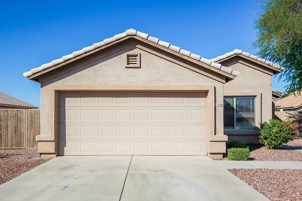 3 bed, 2.0 bath, 1309 sqft, $2,005 — Photo 1