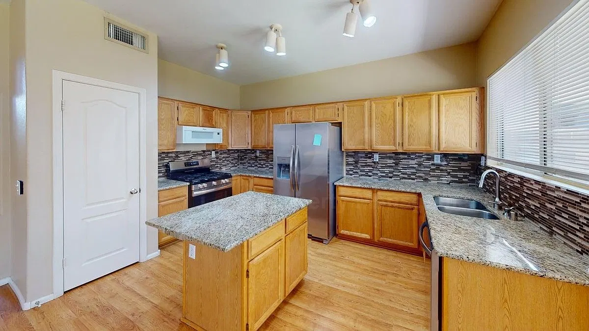 4 bed, 2.5 bath, 2087 sqft, $2,499 — Photo 2