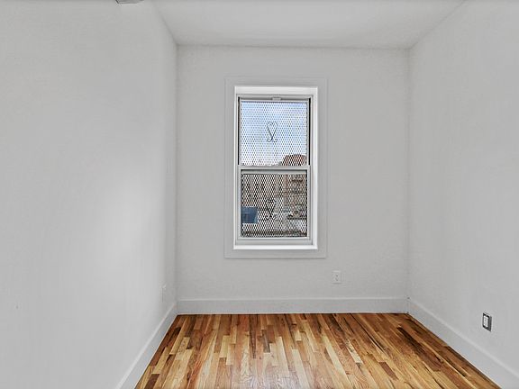 4th image of 1661 Sterling Pl APT 1R