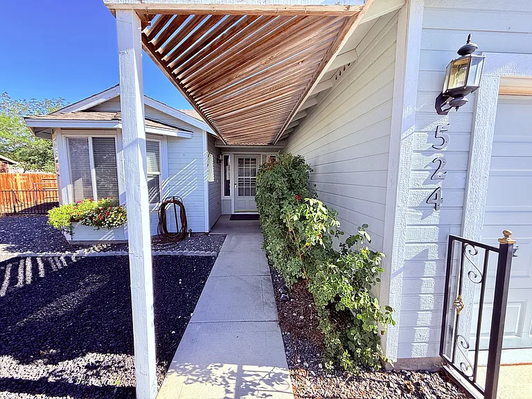 524 Darren Way — Photo 3