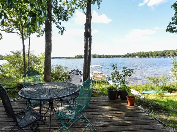 5096 Schrah Dr, Munith, MI 49259