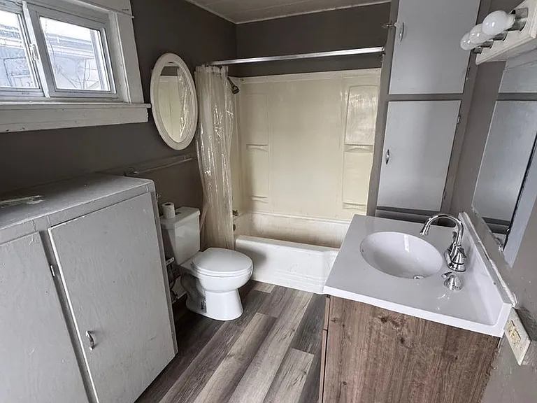 202 N Brookfield St — Photo 6