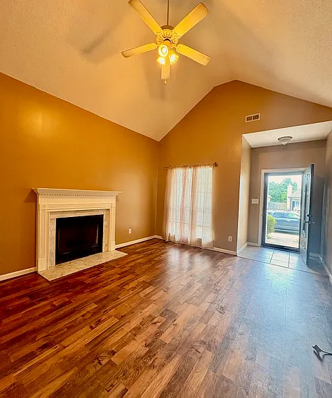 986 Savannah Ln — Photo 3