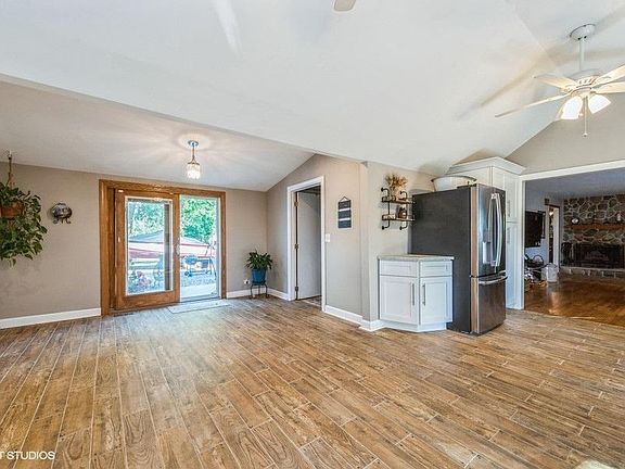 3rd image of 1080 Cardinal Dr