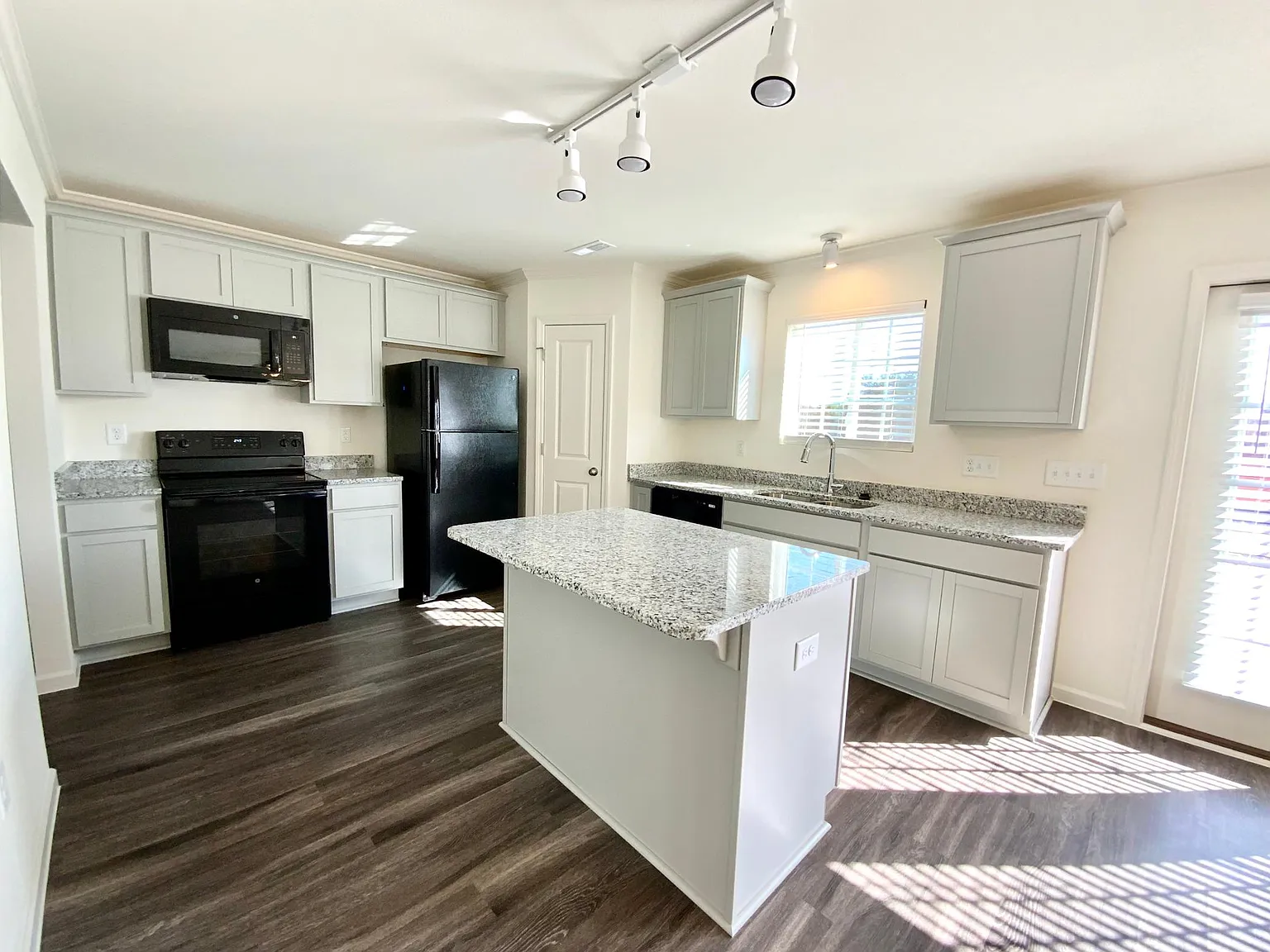 4 bed, 2.5 bath, $2,250 — Photo 2