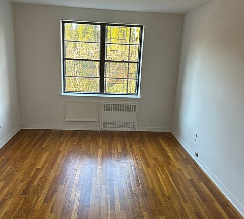 3rd image of 24 Middle Neck Rd APT 2G