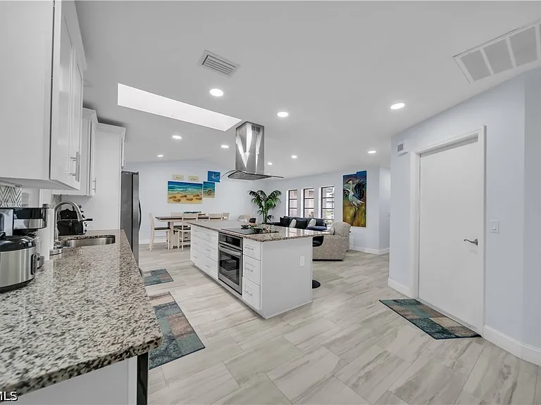 299 Rotonda Cir — Photo 8