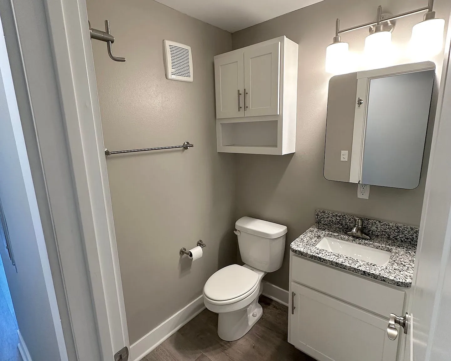 NEWLY Remodeled Apartments walking distance from IU Campus — Photo 4