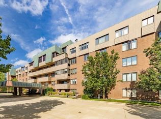 5200 Three Village Dr #PENTHOUSE D, Lyndhurst, OH 44124